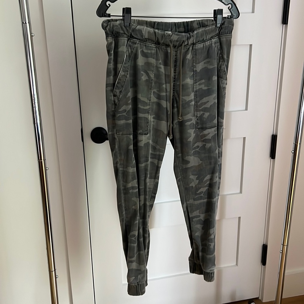 Camo joggers by Bella Dahl size Sm